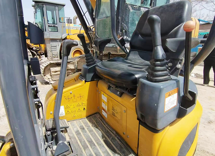 XE17U mini hydraulic excavator delivers stability, optimal comfort and safety